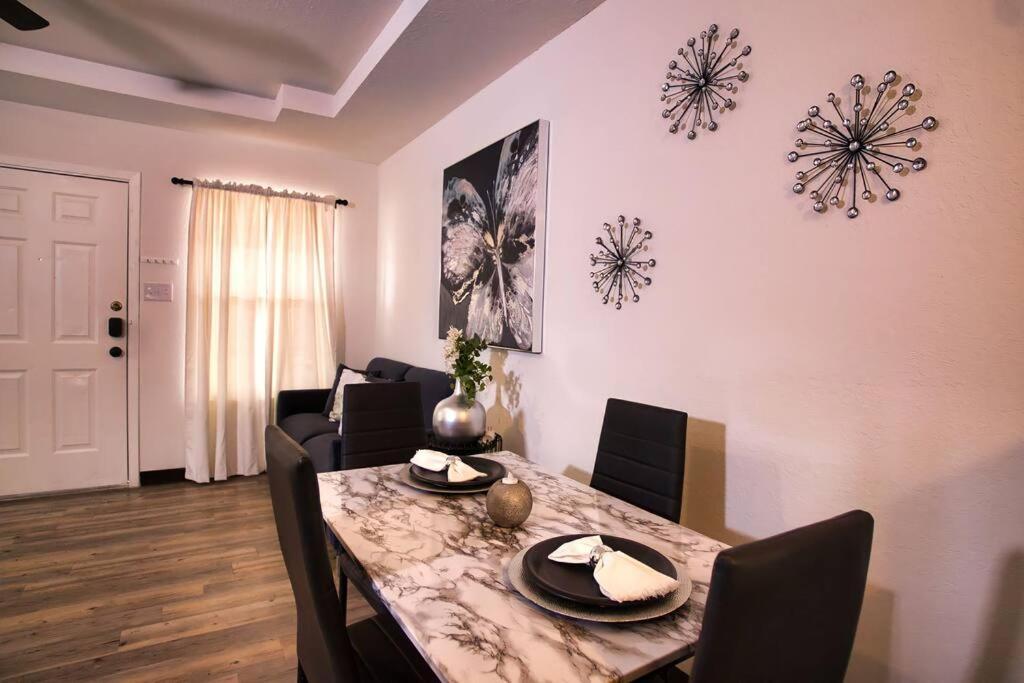 Chic & Cozy 2 Bedroom - 1 Bathroom - Rated Best Eagle Pass Εξωτερικό φωτογραφία